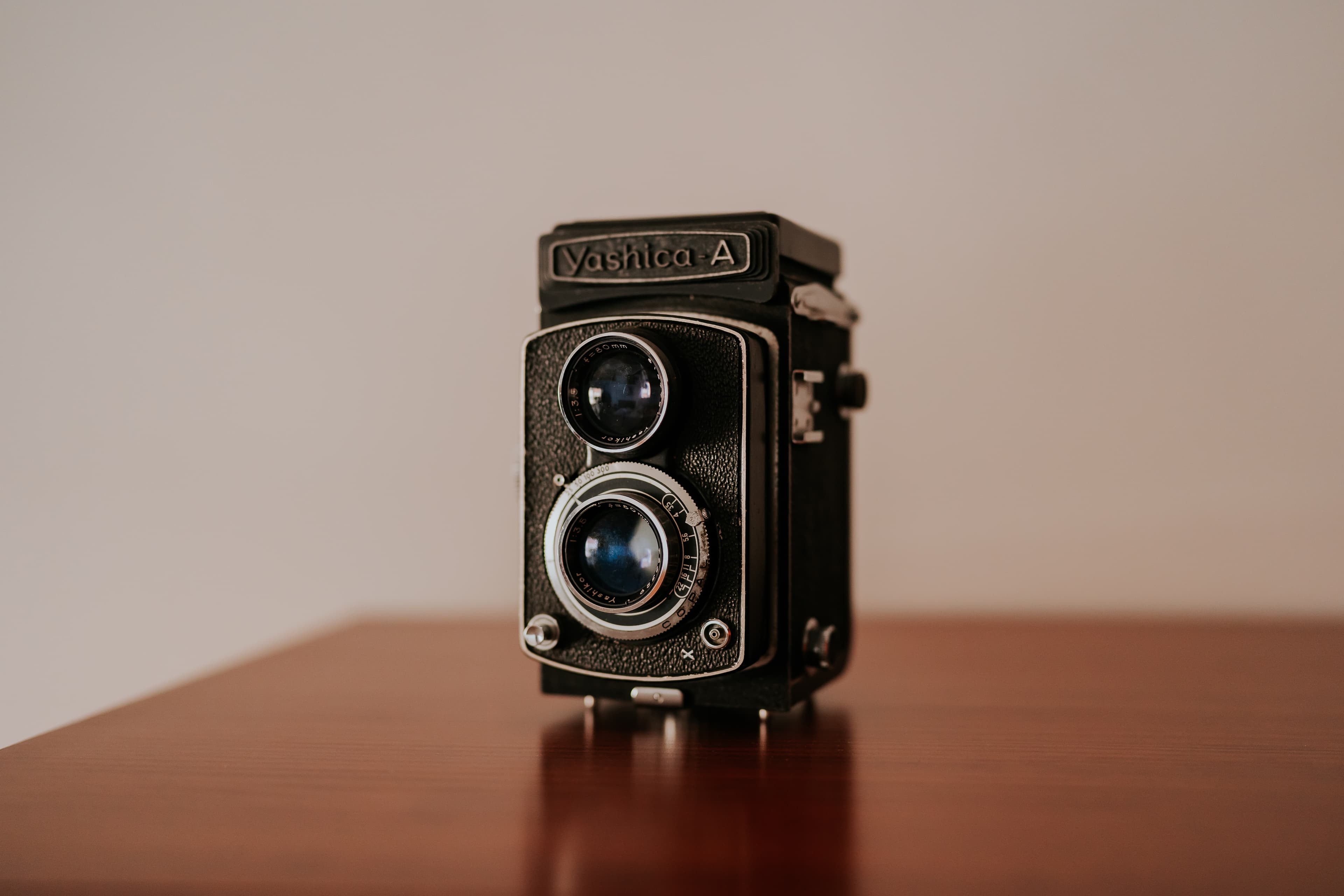 Uma amostra da coleção: a Yashica A, uma câmara reflex de duas objetivas que capta 12 fotografias de 6 × 6 cm em película 120.